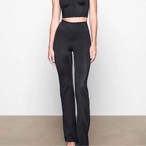 SKIMS Glam Sculpt Flare Pants with Ankle Zippers Size M Black NWOT Sold Out HTF